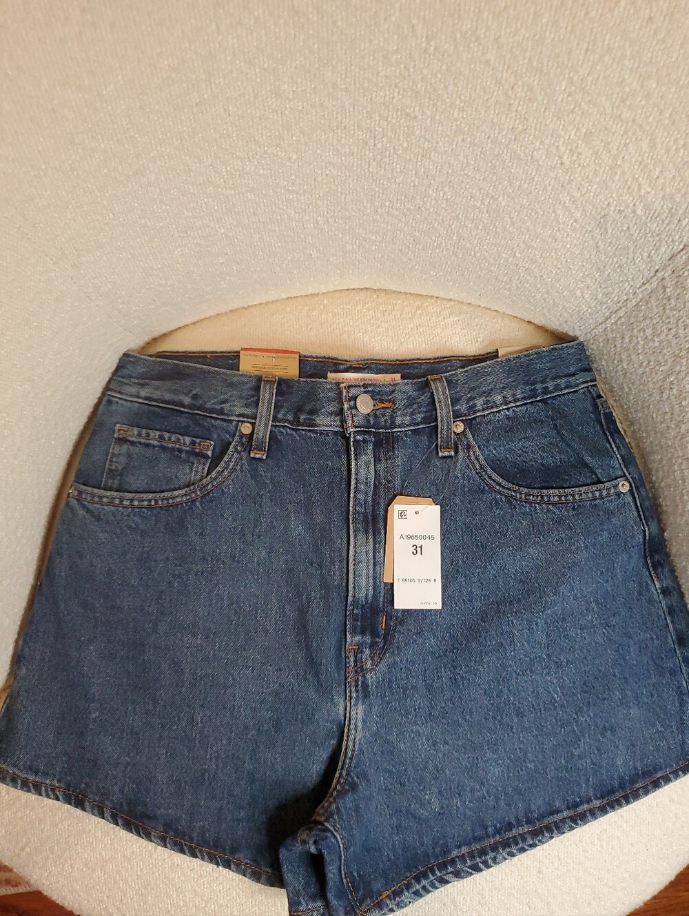 NWT Levi's High-Waisted Mom Shorts Blue Denim Womans Size 31(Size 12) - Picture 2 of 7